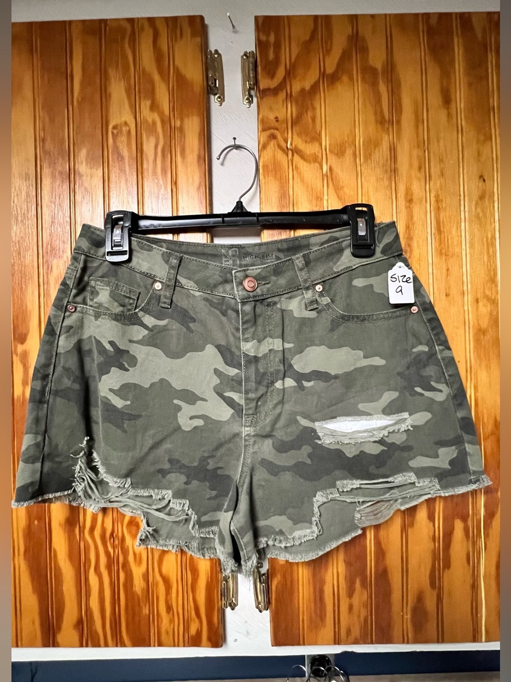 Nobo Camo Distressed High-Rise Womenโs Shorts - Olive Green size 9